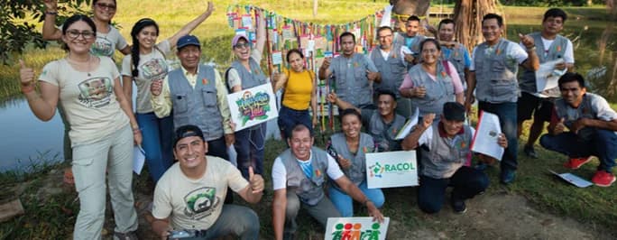 Integrantes de la red sonríen con sus carteles en los Encuentros regionales 2021