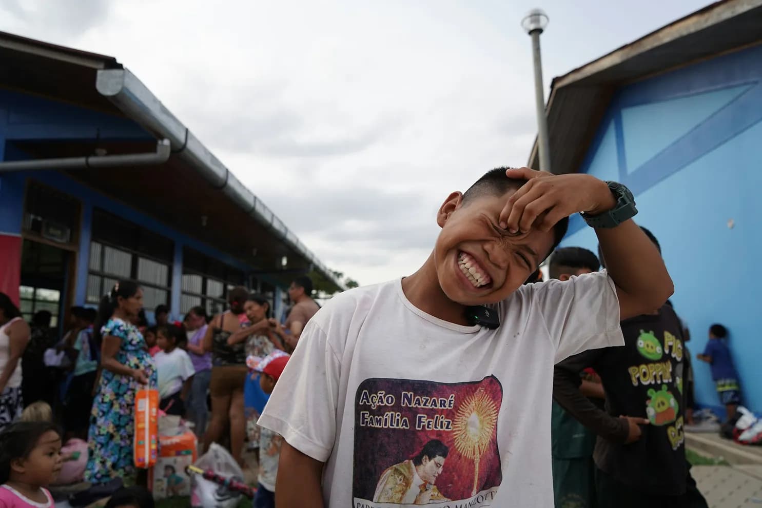 Un niño de la comunidad sonríe frente a la cámara